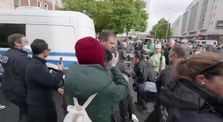 Polizei verhaftet unschuldige Bürger - Ignorance Meditation 03 by Kai Stuht